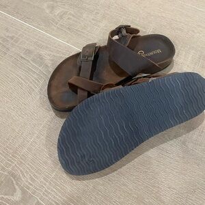 Women’s Mountain sole sandals size 6
